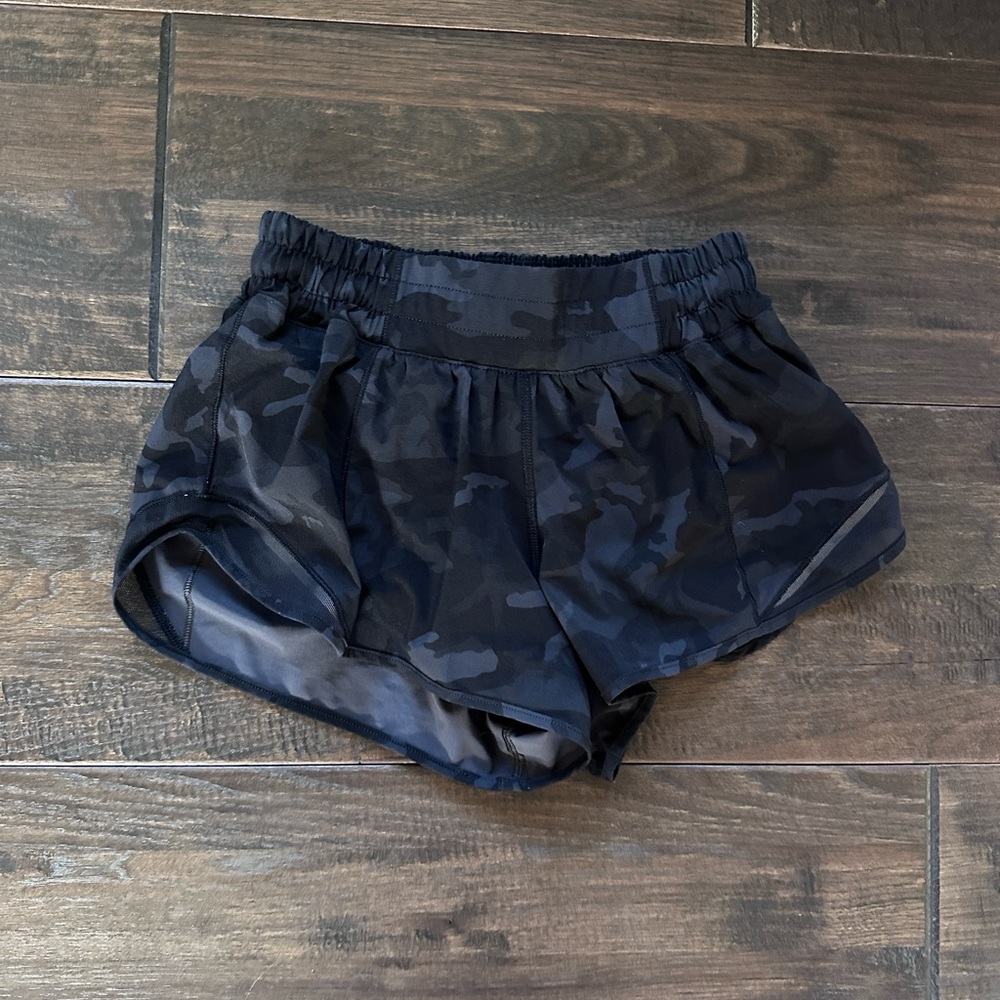black camo lululemon hotty hot shorts (2.5”)